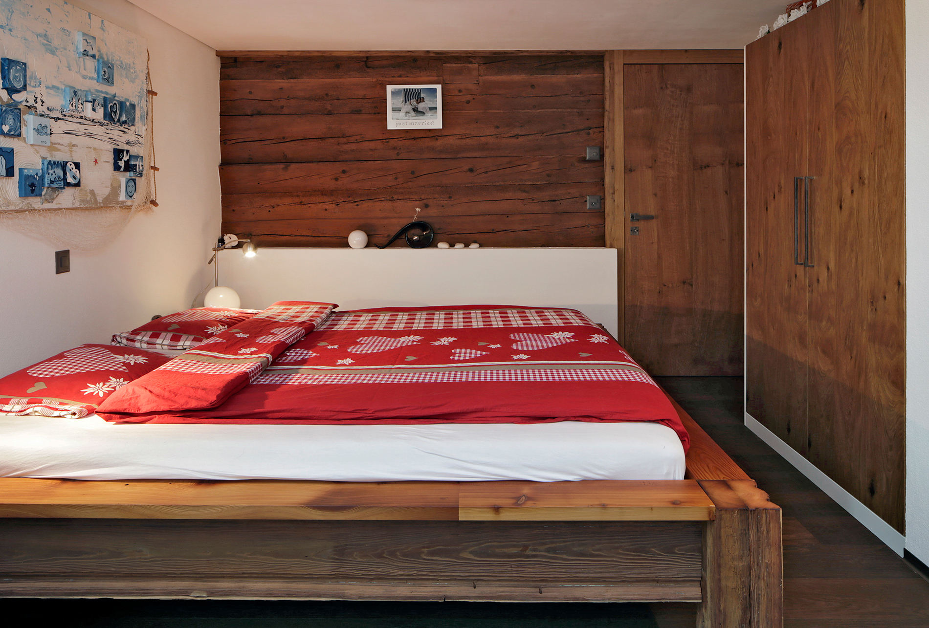 Bett mit verschiedenem Holz
