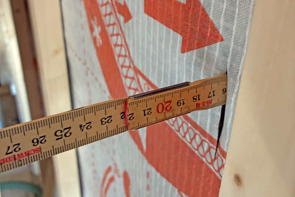 Vorbereitung der Aussenwand für die Isofloc-Dämmung mit rund 20 cm Dämmstärke beim Wohnungsumbau im Oberwallis