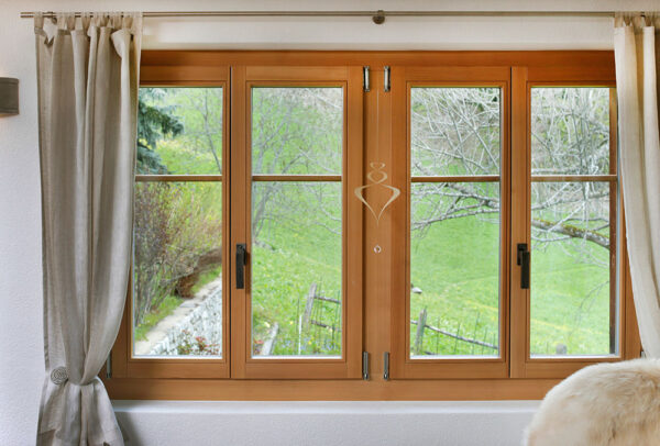 Holzfenster aus eigener Produktion im Oberwallis – gefertigt von der Schreinerei Perren mit Blick auf regionale Qualität und traditionelles Handwerk