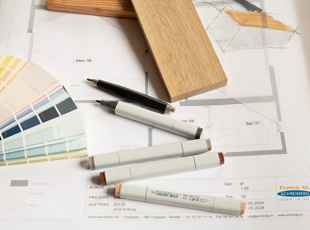 Innenarchitektur und Wohnraumgestaltung im Oberwallis – Schreinerei Perren AG mit Grundriss, Farbfächer, Copic-Stiften und Holzmuster für individuellen Innenausbau.