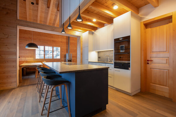 Küche aus dem Goms Schreinerei Perren