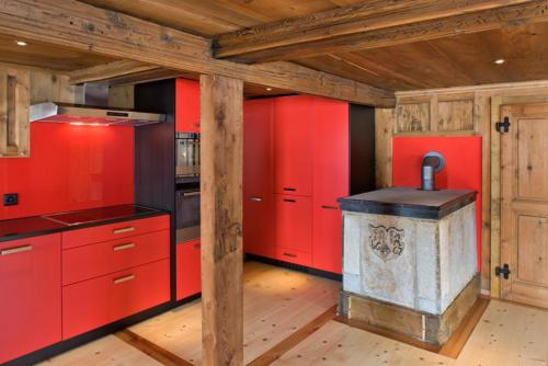 Küche modern mit Altholz